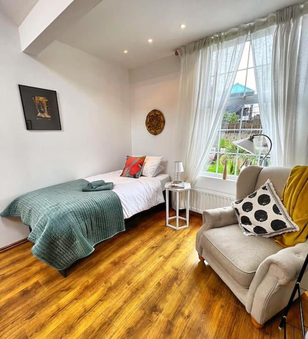 True Colours Apartment In Central Location Bangor  Ngoại thất bức ảnh