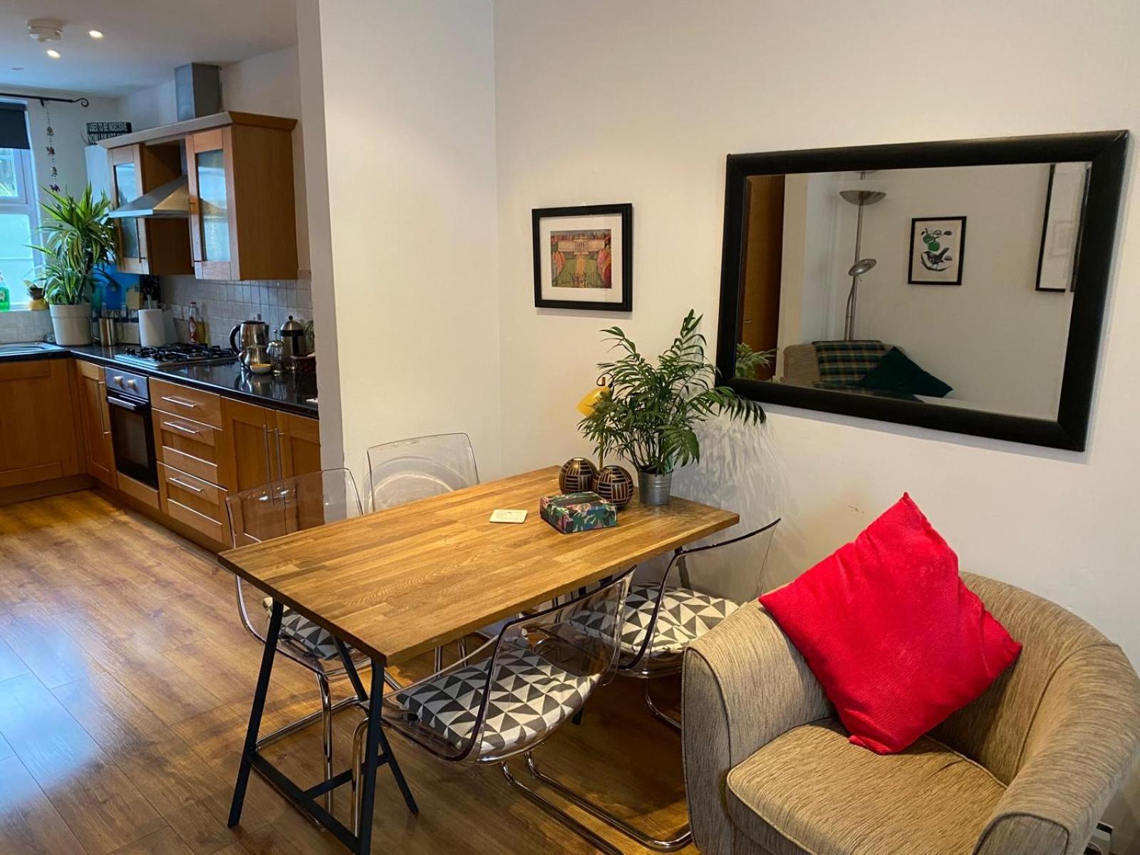True Colours Apartment In Central Location Bangor  Ngoại thất bức ảnh