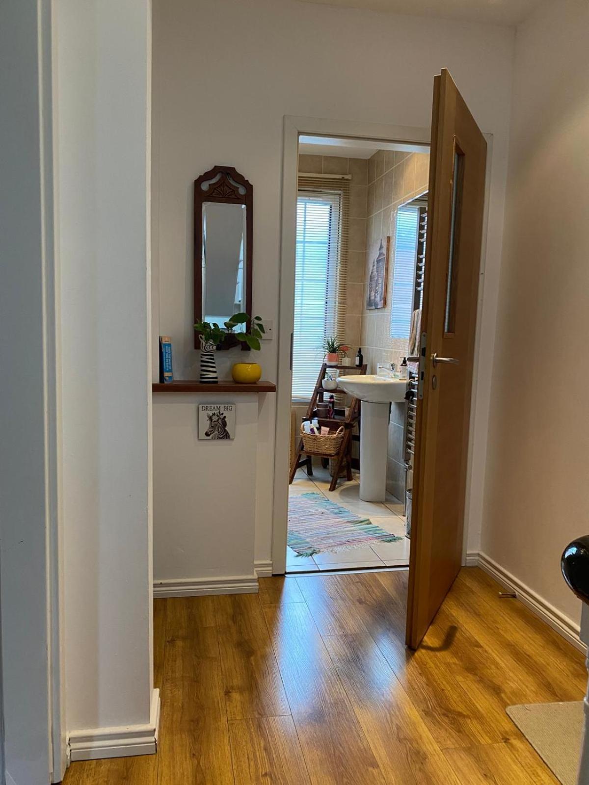 True Colours Apartment In Central Location Bangor  Ngoại thất bức ảnh